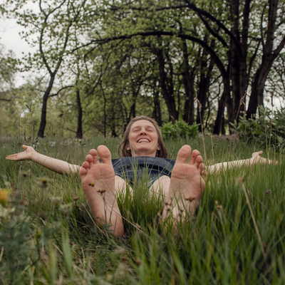 Marcher pieds nus : les bienfaits surprenants du earthing pour la santé et le bien-être